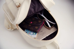 Geräumiger Innenraum des beigen PU-Lederrucksacks mit Platz für iPad und Geldbörse
