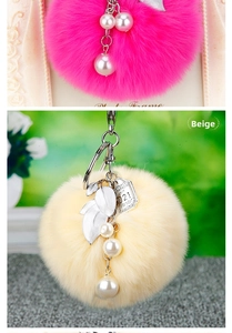Détail du porte-clés en peluche avec pompon beige, breloque feuille et perle décorative