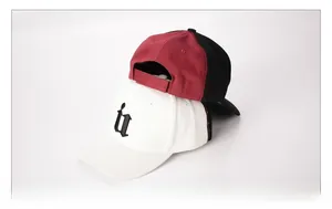 Détail de la casquette de baseball en coton blanc avec broderie gothique et sangle ajustable
