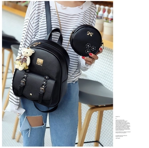 Details des schwarzen Lederrucksack-Sets mit Blumenakzenten und Bärenanhänger