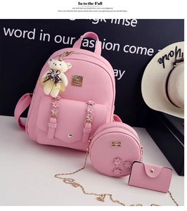 Detailansicht des rosa 3er-Taschensets mit Blumendeko, Schleife und Bärenanhänger