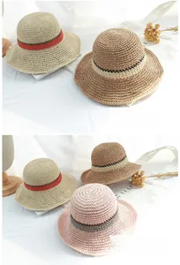 Détail de la texture d'un chapeau de paille tissé avec bord pliable et rayures colorées