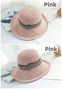 Détail d'un chapeau de paille rose avec ruban rayé et texture tissée respirante