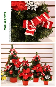 Dettaglio ravvicinato di mini alberi di Natale decorati con fiocchi rossi e fiocchi