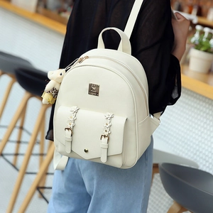 Nahaufnahme weißer PU-Rucksack mit 3D-Blumendekor und süßem Bärenanhänger-Detail