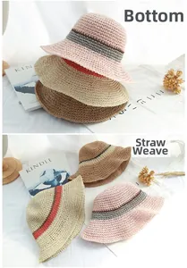 Détail d'un chapeau de paille tressé respirant avec design patchwork bicolore pour l'été