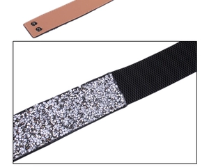 Detailaufnahme des Strass-Gürtels mit funkelnden Kristallen und Lederverschluss