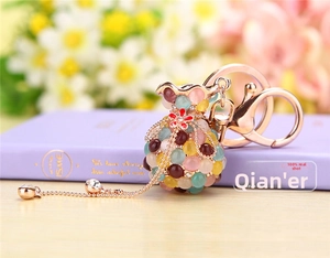 Détail d'un porte-clés sac de fortune avec perles colorées sur un livre violet