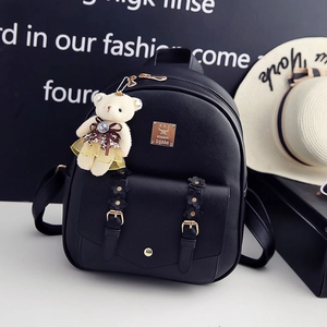 Detailansicht schwarzer PU-Rucksack mit goldener Hardware, Blumen-Trägern und Bären-Anhänger