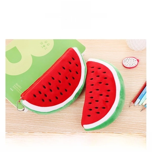 Detailansicht eines Wassermelonen-Mäppchens aus weichem Plüsch mit Stickerei