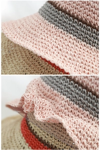 Vue macro d'un chapeau de paille tissé coloré montrant les détails des bords ondulés