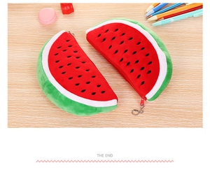 Detail von Plüsch-Wassermelone-Mäppchen mit weichem Stoff und Metallreißverschluss am Tisch