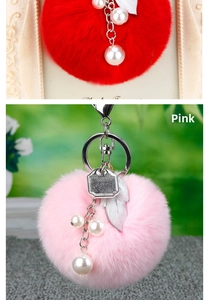 Détails du porte-clés en peluche avec perles blanches et pendentif en forme de feuille