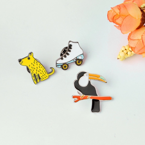 Broche De Esmalte De Dibujos Animados Pin Aleación Aceite Goteo Lindo Animal Tucán Flamenco Patín Diseño Accesorio De Ropa