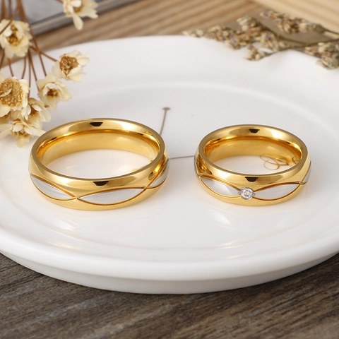 Bagues De Couple En Acier Inoxydable Plaqué Or 18K Bicolores Matelassées Géométriques Incrustées De Zircon Bijoux De Promesse