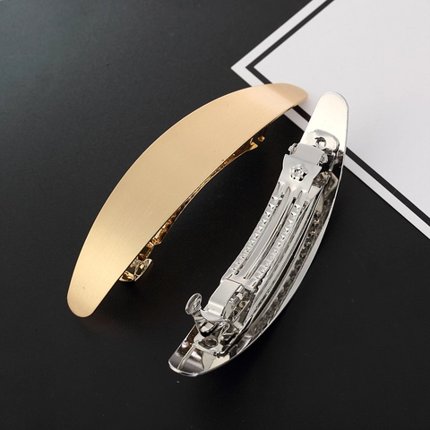 Elegante Haarklammer Aus Gebürstetem Metall Lange Ovale Gebogene Seitenbarrette Minimalistisches Design Matte Legierung