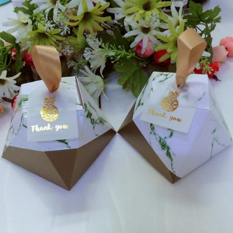 Scatola Di Caramelle In Carta A Forma Di Diamante Con Motivo Marmo Nastro Stampato In Oro E Etichetta Di Ringraziamento Per Regalo Di Nozze