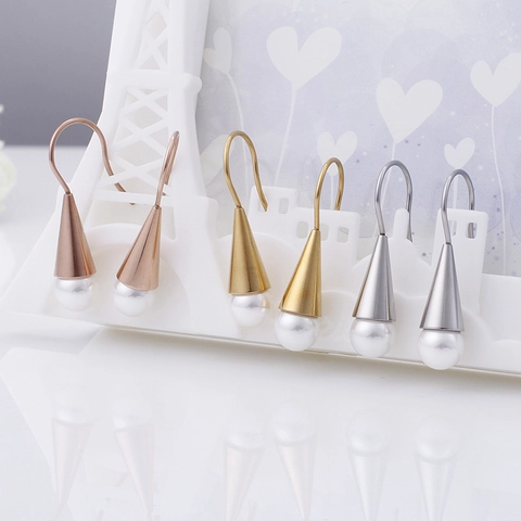 Orecchini Pendenti Cono Perla Artificial Conchiglia Acciaio Inossidabile Placcato Oro 18K Geometrico Gancio Gioielli Donna Elegante