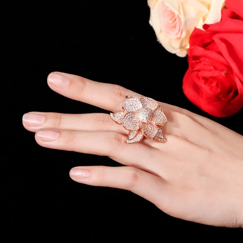 Bague de Luxe Fleur en Or Rose pour Femmes Incrustée de Zirconia de Haute Qualité Cuivre Électroplaqué Bijoux de Cocktail Floraux Cadeau