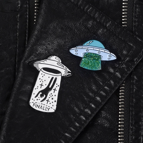 UFO Alien Spaceship Enamel Brooch Alloy Glitter Light Beam Finally Letter Creative Lapel Pin Sci-Fi Accessory For Backpack Jacket