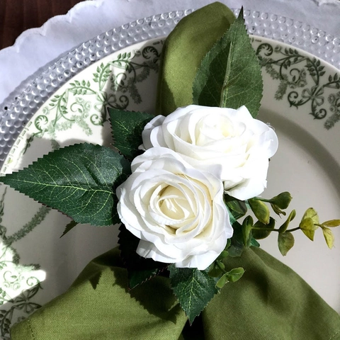 Elegante Weiße Rose Künstliche Blume Serviettenringe Mit Grünen Blättern Legierung Halter Für Hochzeit Tischdeko