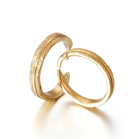 Anillo Abierto Textura Pluma Acero Titanio Chapado En Oro 18K Ajustable Estilo Vintage Joyería Pareja