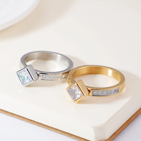Anillo De Acero Inoxidable Con Zirconia Cuadrada Y Micro Diamantes Bañado En Oro De 18K Joyería De Moda Geométrica Para Mujer