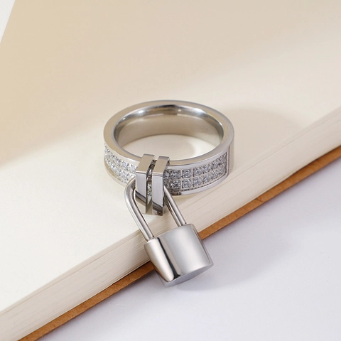 Anillo De Moda De Acero Inoxidable Doble Fila Circonia Con Colgante De Candado Estilo Punk Joyería Mujeres Hombres