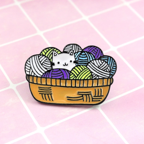 Lindo Broche De Esmalte De Gato Blanco En Cesta De Bolas De Lana Insignia Creativa De Aleación Para Mochila