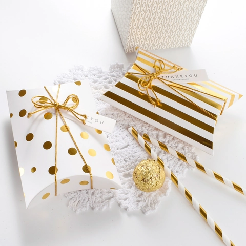 Exquisita Caja de Regalo de Papel con Forma de Almohada en Blanco y Oro para Bufandas Dulces Joyas Boda Fiesta de Cumpleaños Embalaje