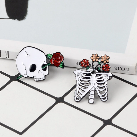 Pin Smaltate Teschio Rosa Gabbia Toracica Fiore Gotico Punk Lega Distintivo Da Risvolto Gioielli Per Vestiti