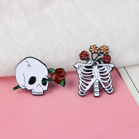 Spilla in Lega Goth Smalto Teschio Rosa Scheletro Costole Pin Stile Scuro Halloween Distintivo per Borse Vestiti Unisex Gioielli