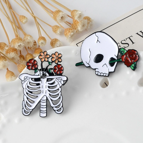 Spilla in Lega Goth Smalto Teschio Rosa Scheletro Costole Pin Stile Scuro Halloween Distintivo per Borse Vestiti Unisex Gioielli