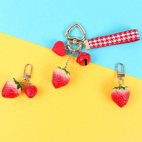 Llavero De Fresa Lindo Colgante De Bolsa De Resina Con Campana De Metal Corazón Y Cinta De Pata De Gallo Para Mujeres