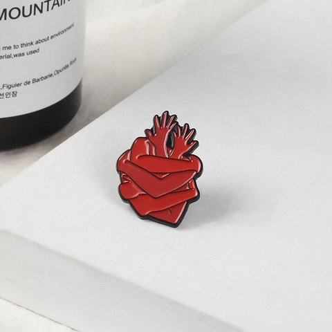 Creativa Spilla in Lega a Forma di Cuore Rosso con Braccia Che Abbracciano Distintivo Smaltato per Zaino Accessorio Abbigliamento Unisex