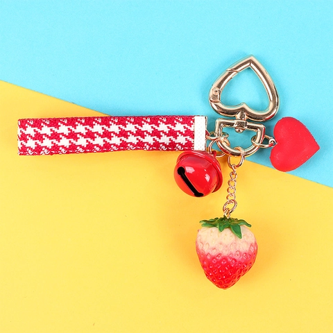 Llavero De Fresa Lindo Colgante De Bolsa De Resina Con Campana De Metal Corazón Y Cinta De Pata De Gallo Para Mujeres