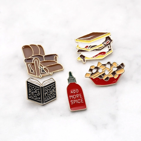 Spilla Pin In Smalto Cartone Animato Lega Zinco Cibo Libro Divano Patatine Distintivo Risvolto Decorativo Gioielli Regalo
