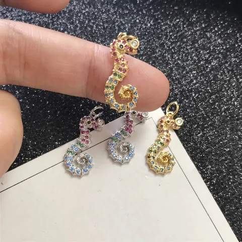 Colgante Caballito De Mar Zircón Colorido Cobre Bañado Oro 18K Accesorio Joyería DIY Animal Marino Brillante