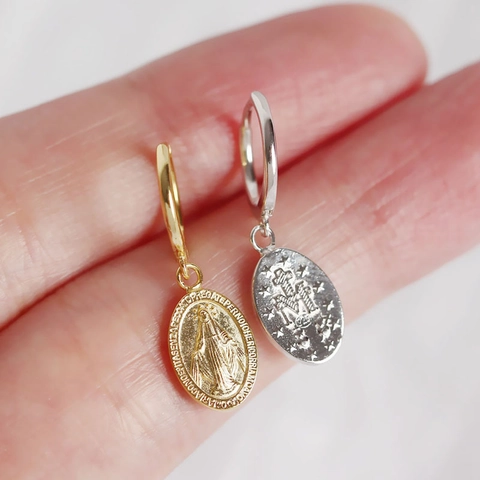 Jungfrau Maria Münze Anhänger Huggie Hoop Ohrringe 925 Sterling Silber Religiöses Relief Vintage Minimalistisch Für Damen