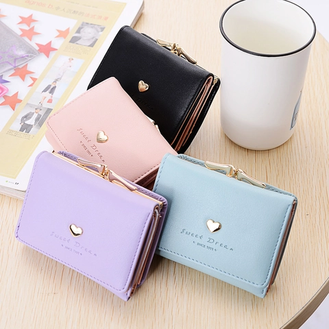 Portefeuille Femme En Cuir PU Court Pliable En Trois Avec Charme De Coeur Mignon Douce Style Coréen Porte-monnaie Fermoir