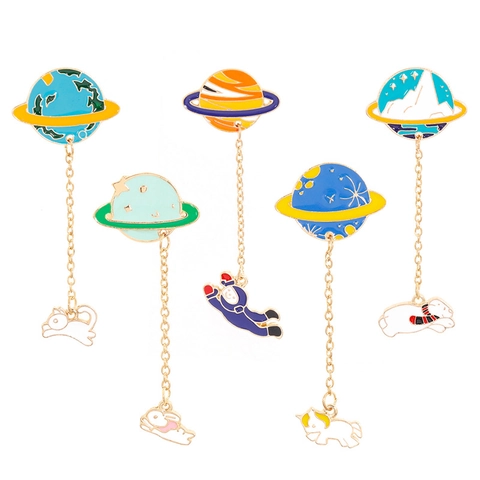 Broche En Émail Planète Espace Avec Longue Chaîne Pendentif Animal Astronaute Bijoux Alliage Accessoire De Vêtement