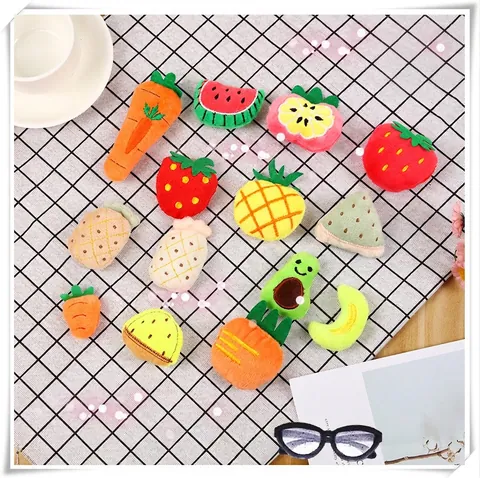 Broches En Peluche Mignonnes Fruits Légumes Dessin Animé Badge Ananas Avocat Fraise Pour Décoration Vêtements Sacs Chapeaux DIY