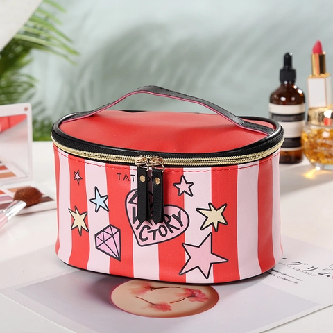 Portable Striped PU Leather Makeup Bag For Women Large Capacity Toiletry Organizer With Heart Lip Pattern Travel Cosmetic Storage Handbag
