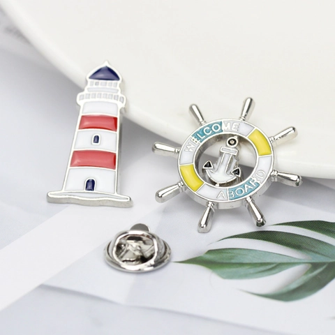 Spilla in Smalto Nautico Vintage Faro Barca a Vela Timone Pesce Tropicale Distintivo in Lega Accessorio per Abbigliamento Donna Uomo