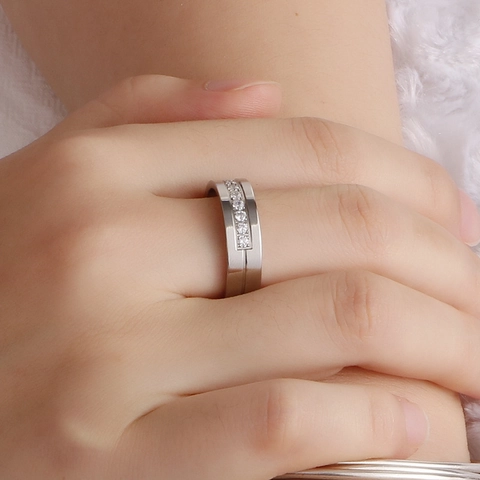Anillos De Pareja De Moda Acero Inoxidable 316L Circón Incrustado Diseño Ranurado Alianza Joyería Amantes Hombres Mujeres