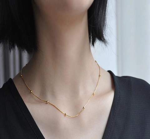 Collana Satellite Minimalista in Acciaio al Titanio 316L Placcato Oro per Donna Piccole Perline Tonde Decorazione Catena Sottile