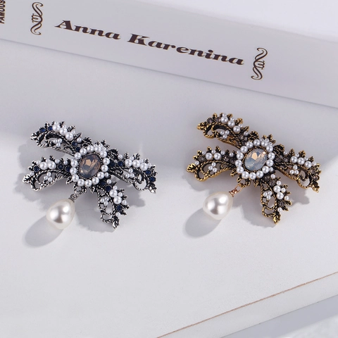Vintage Baroque Bow Brooch For Women Alloy Rhinestone Faux Artificial Pearl Drop Pendant Victorian Style Jewelry Elegant