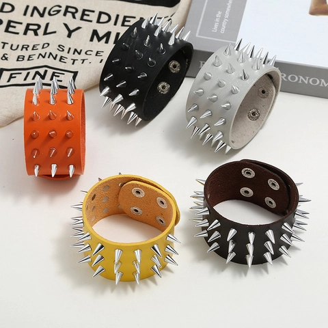 Bracciale Largo In Pelle PU Punk Rock Con Punte In Metallo Chiusura Con Bottone A Pressione Per Uomini