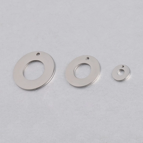Colgantes De Círculo Hueco Acero Inoxidable Pulido Espejo De Un Solo Agujero Charms Geométricos Redondos Para Joyería DIY