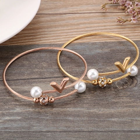 Bracciale A Cavo In Acciaio Inossidabile Con Ciondolo Lettera V E Intarsio In Perla Artificial Di Conchiglia E Strass Polsino Aperto
